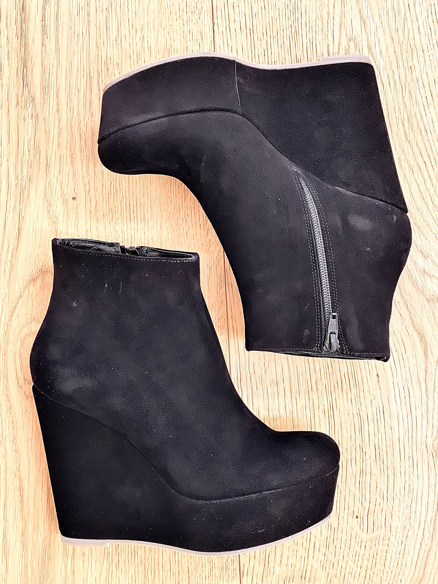 BLACK SUEDE BOOT