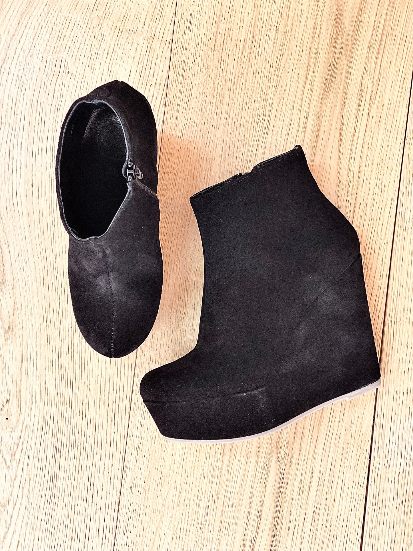 BLACK SUEDE BOOT
