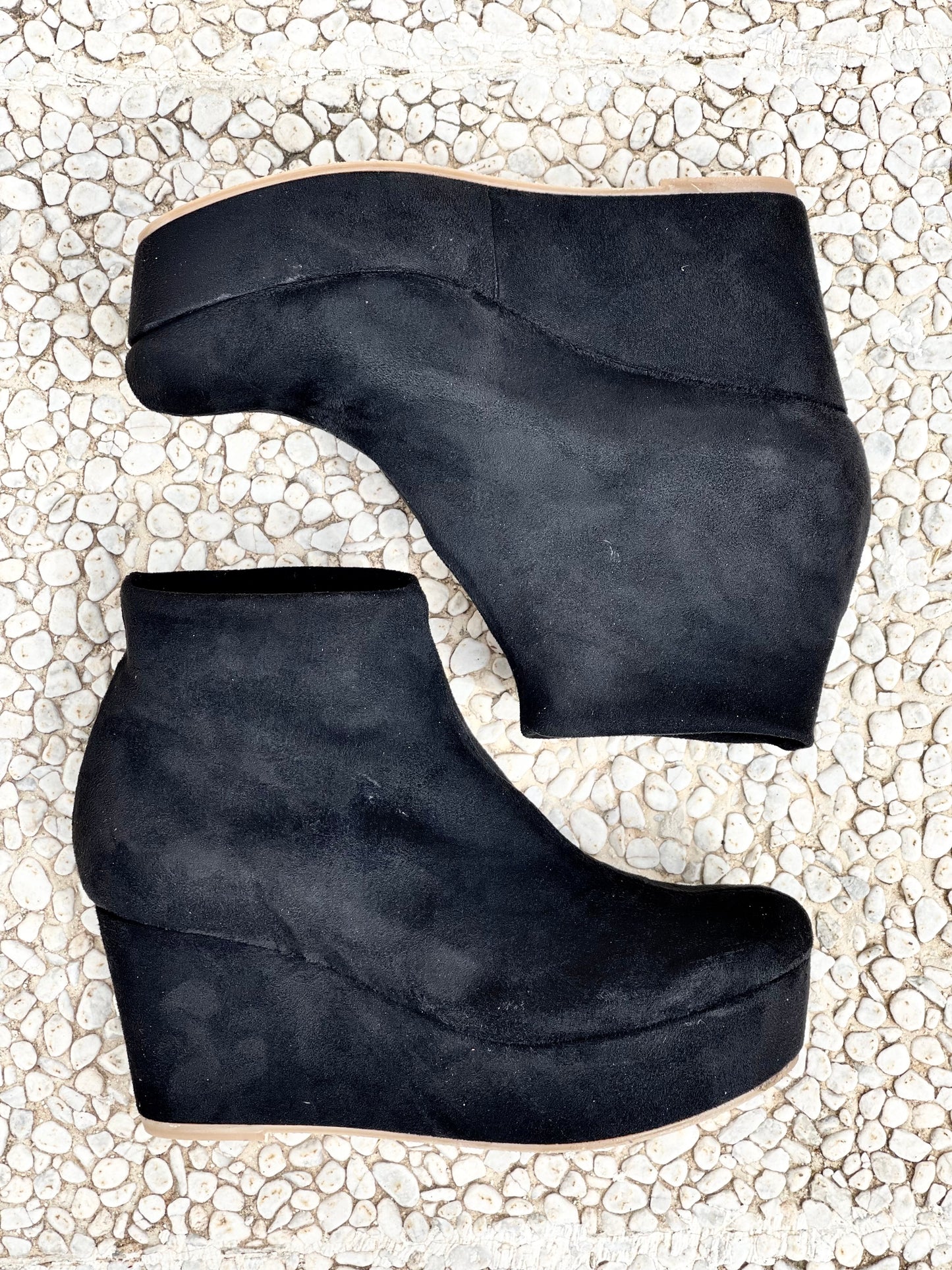 AKITA BLACK SUEDE