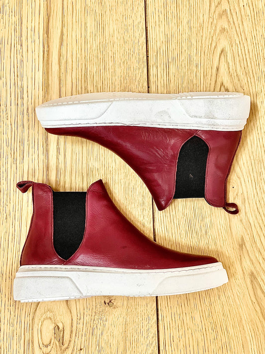 TELLY BURGUNDY