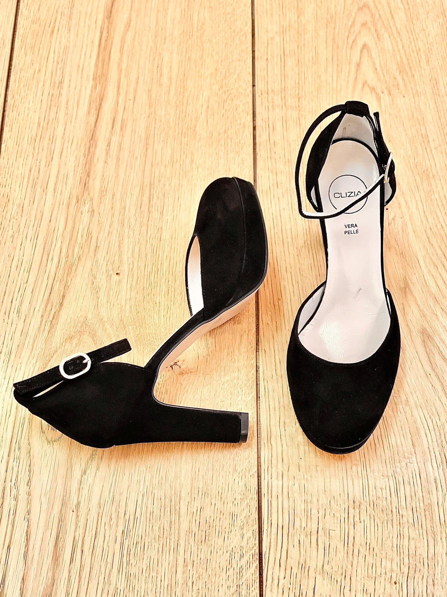 SANDY BLACK SUEDE