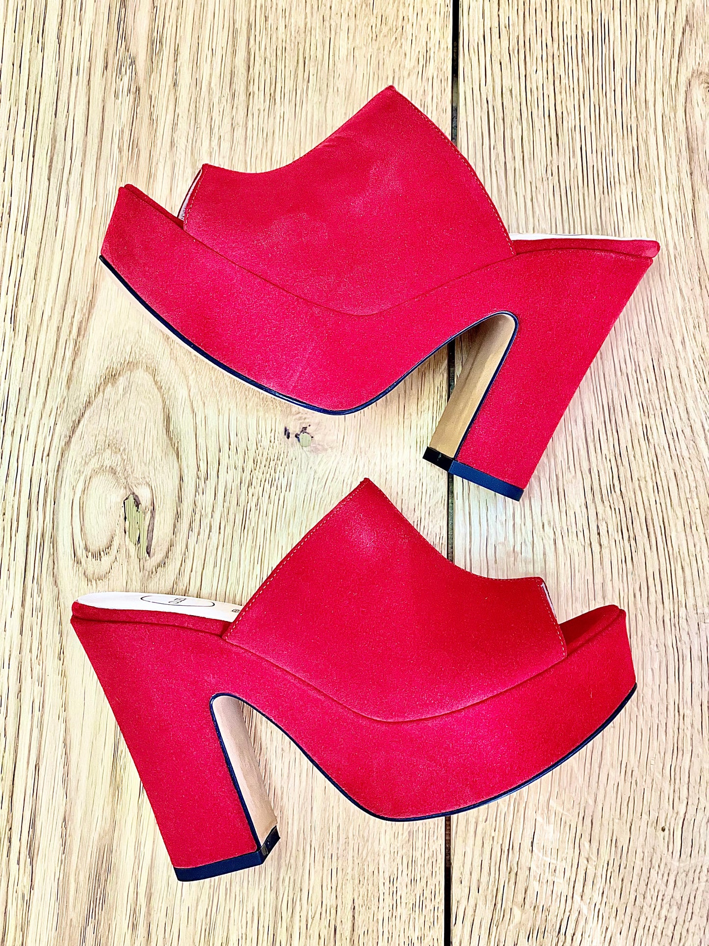 BANGKOK RED SUEDE