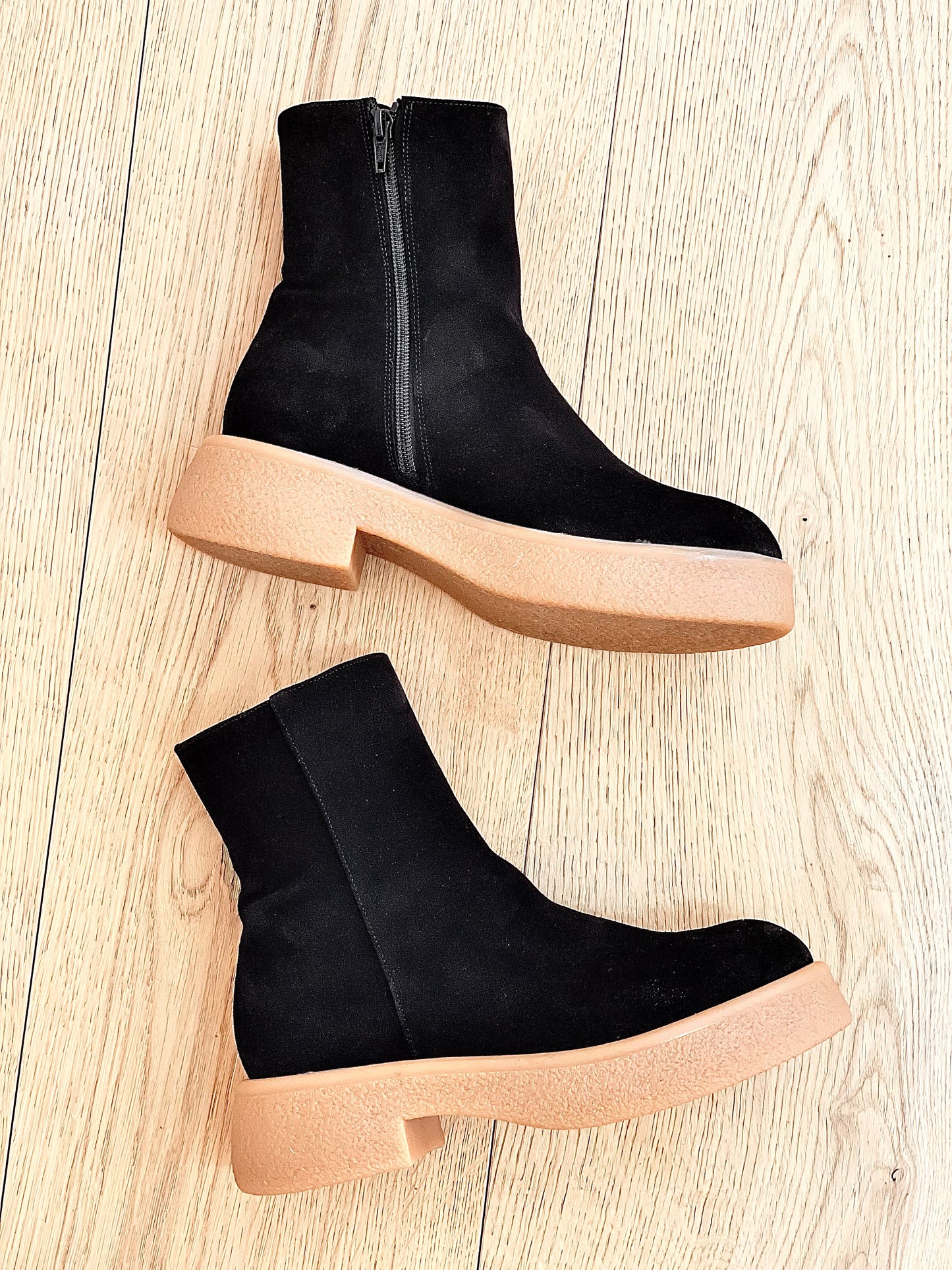 TRAVIS BLACK SUEDE