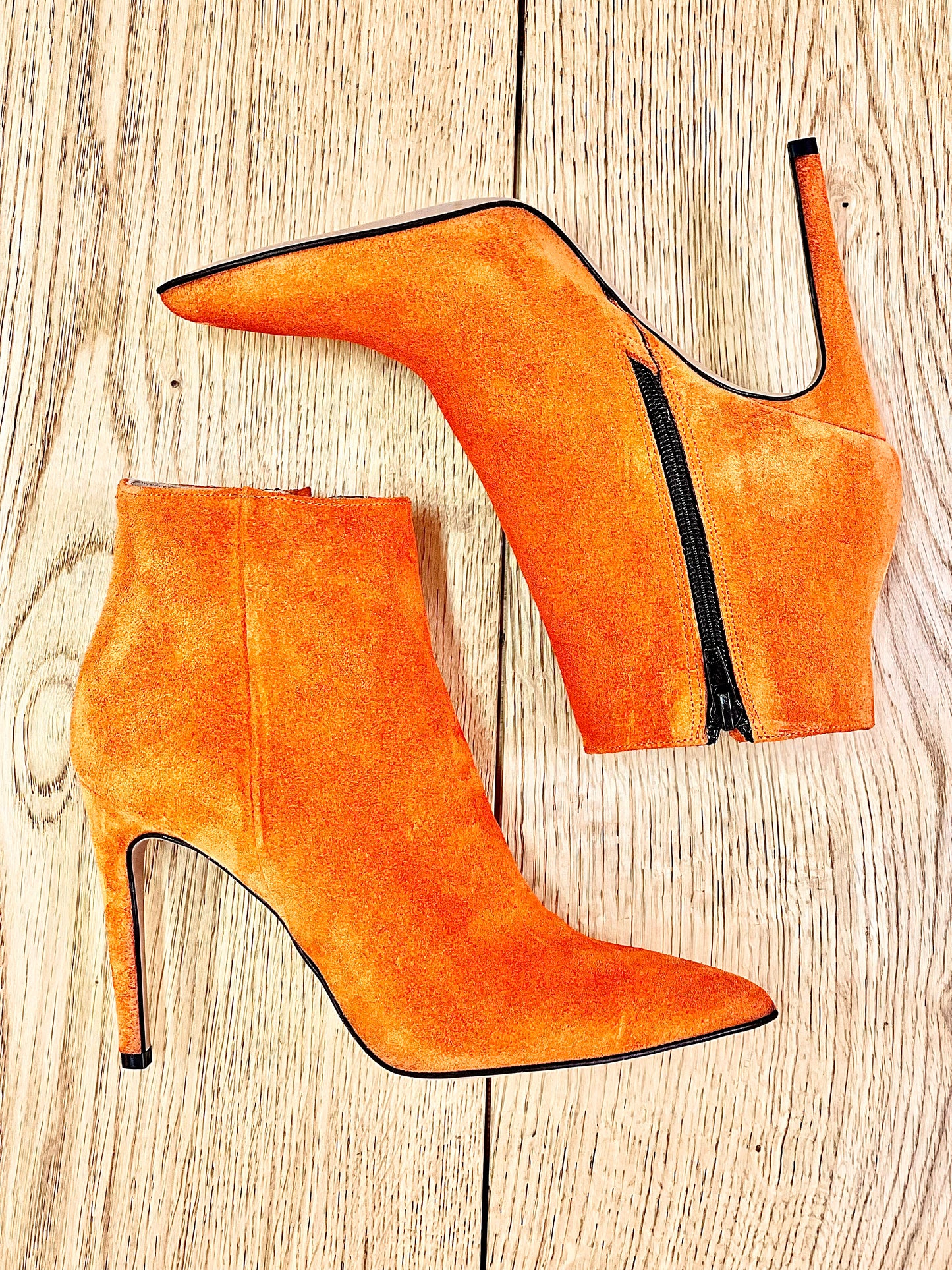 ORANGE SUEDE TITA
