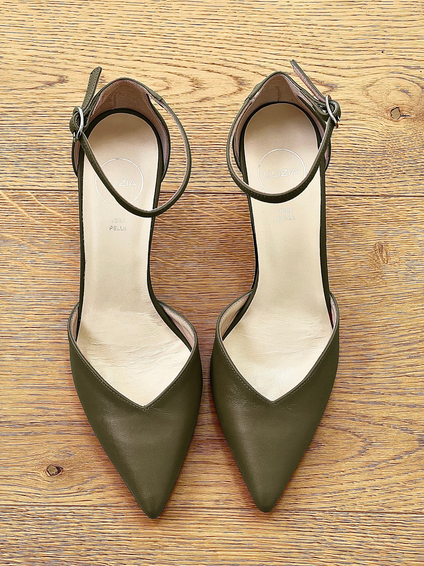 ADA KAKI CUERO