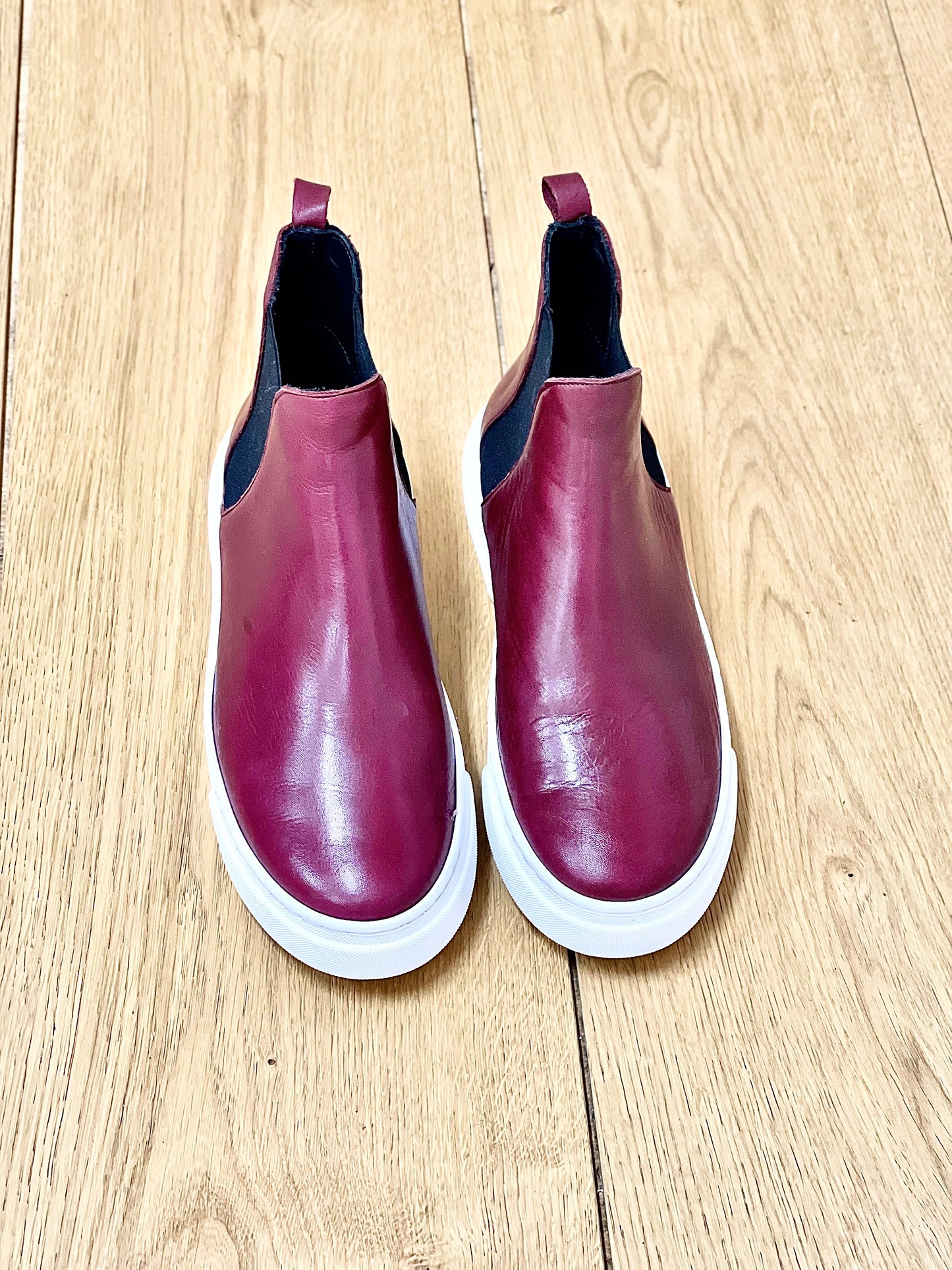 TELLY BURGUNDY