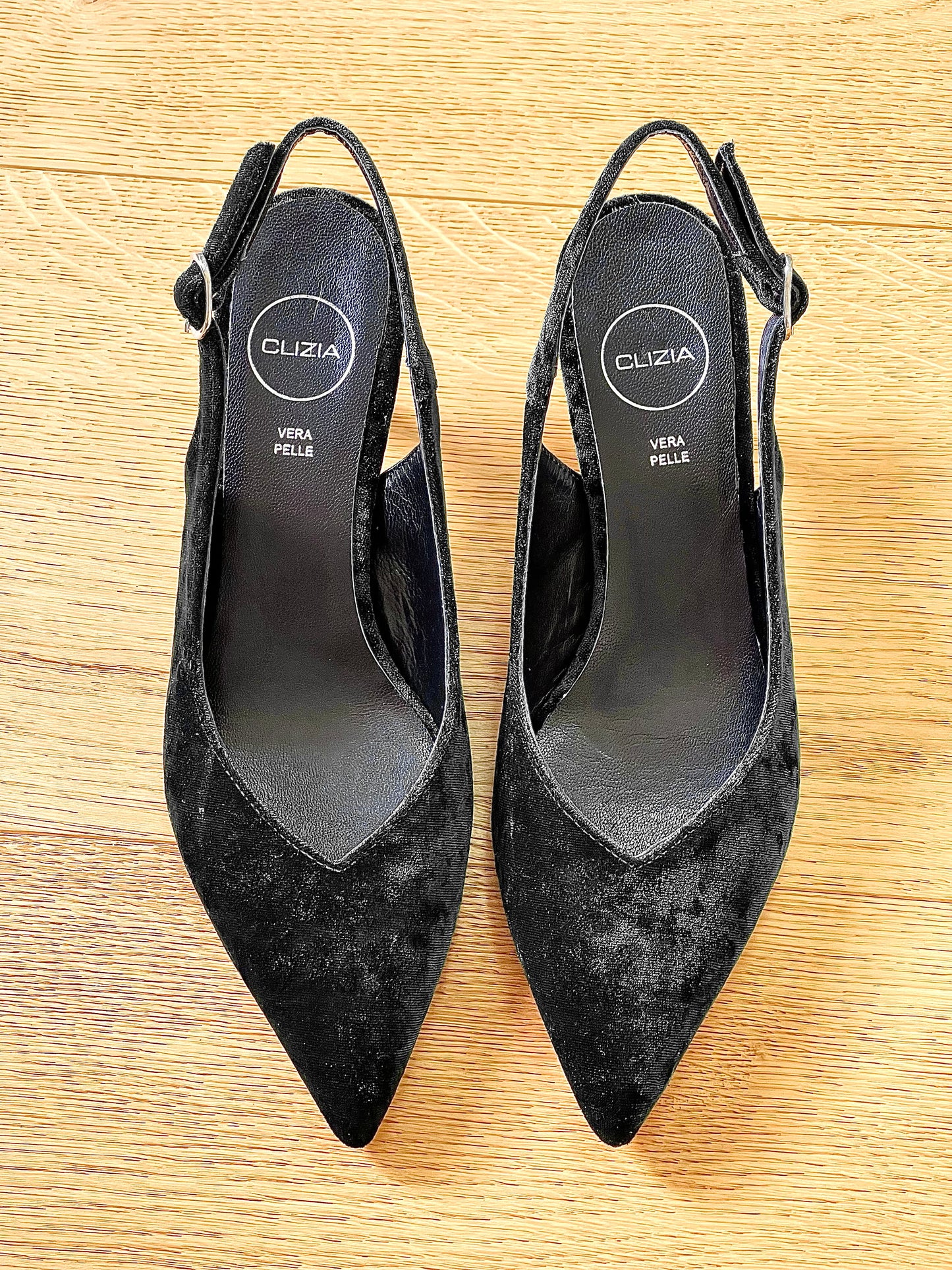 TANIA MUSTA SAMETTIKANGAS