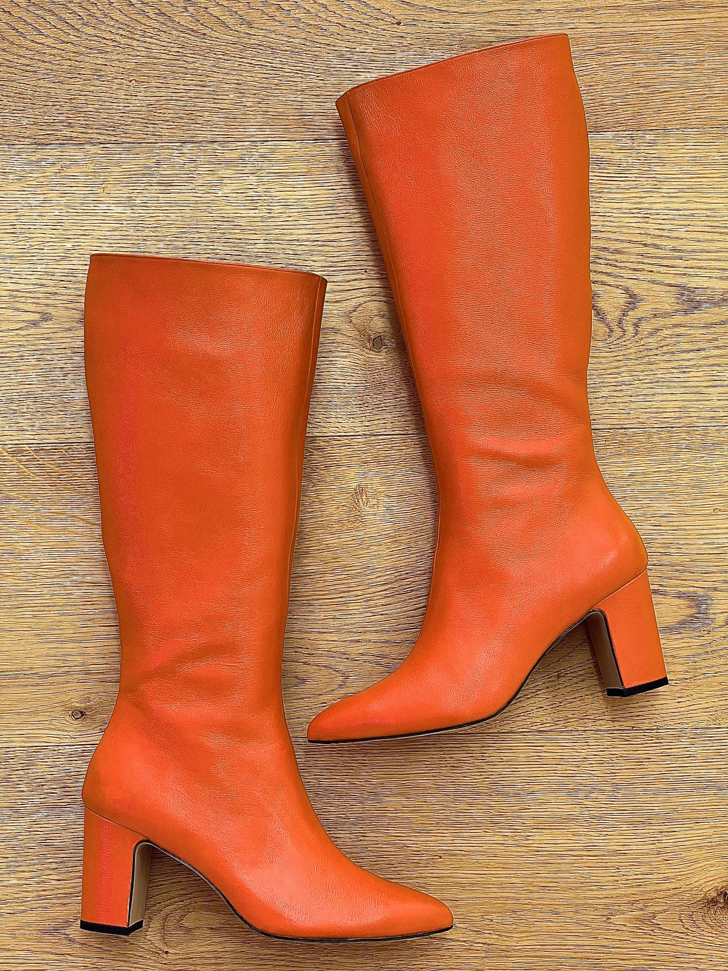 MARQUE EN CUIR ORANGE