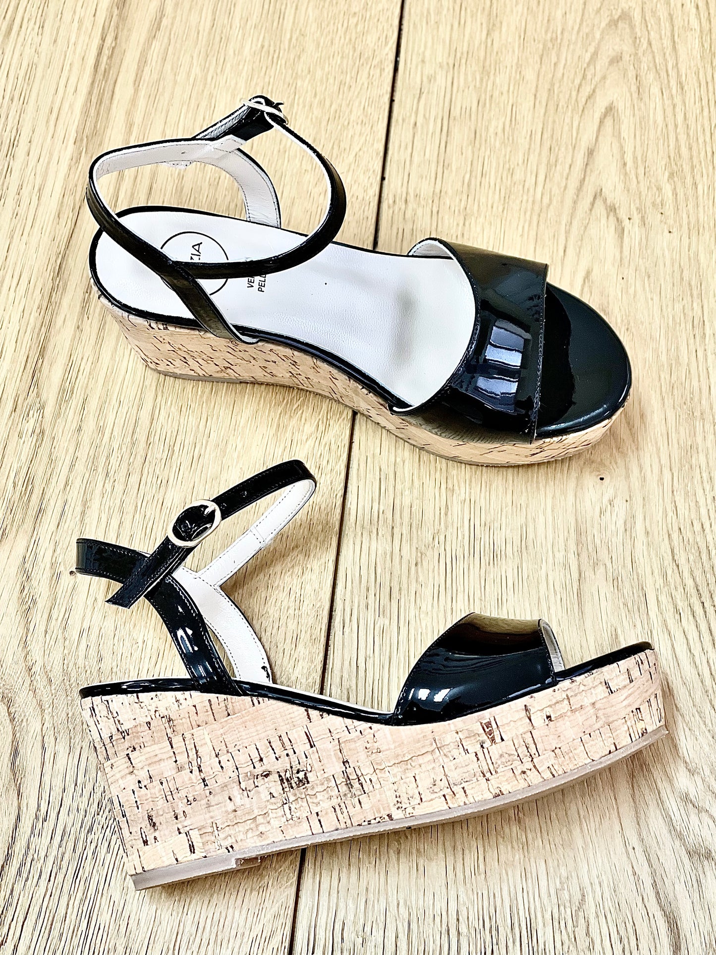 NIKITA CUIR VERNI NOIR