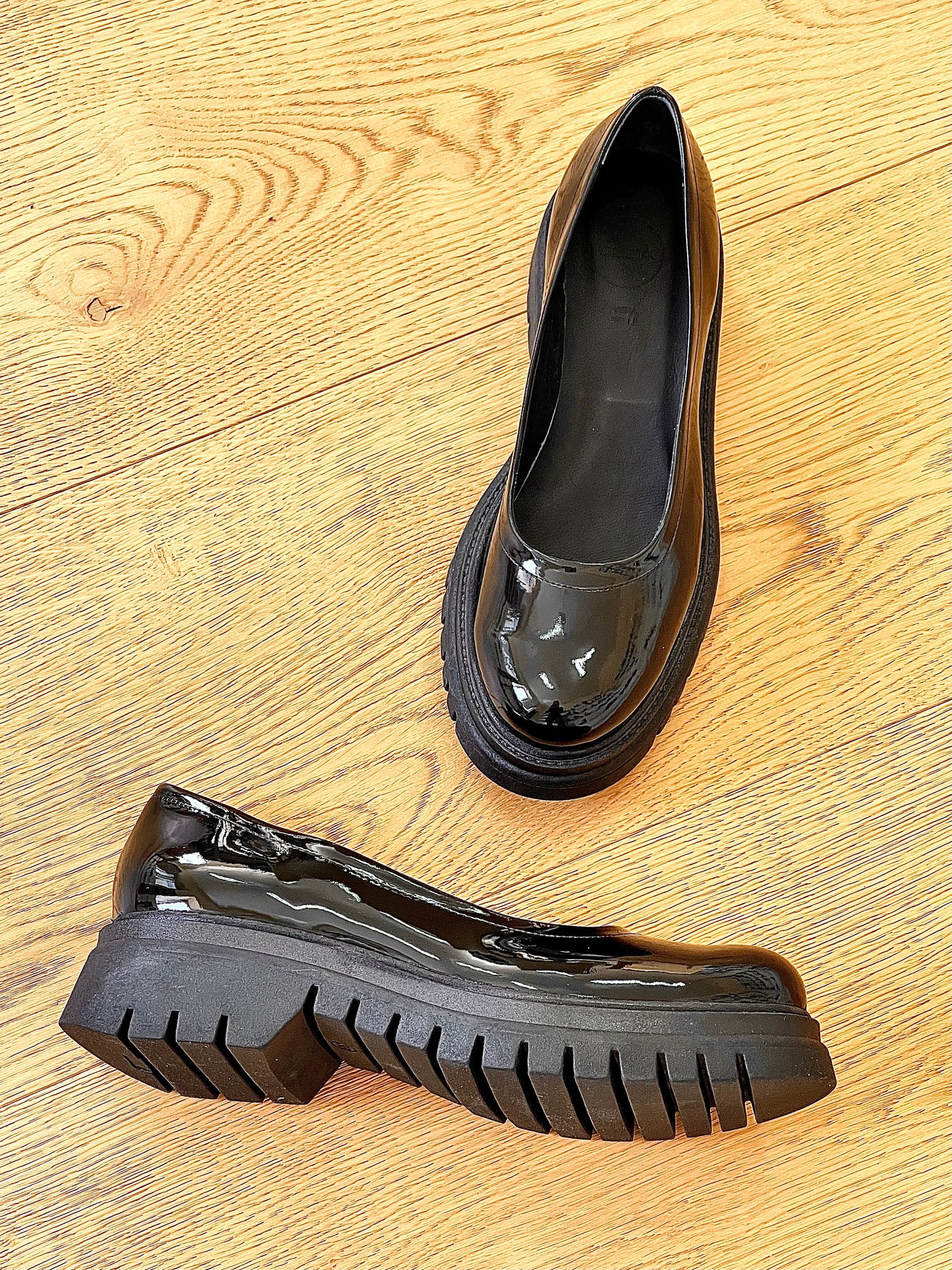 CUIR VERNI NOIR AMBRE
