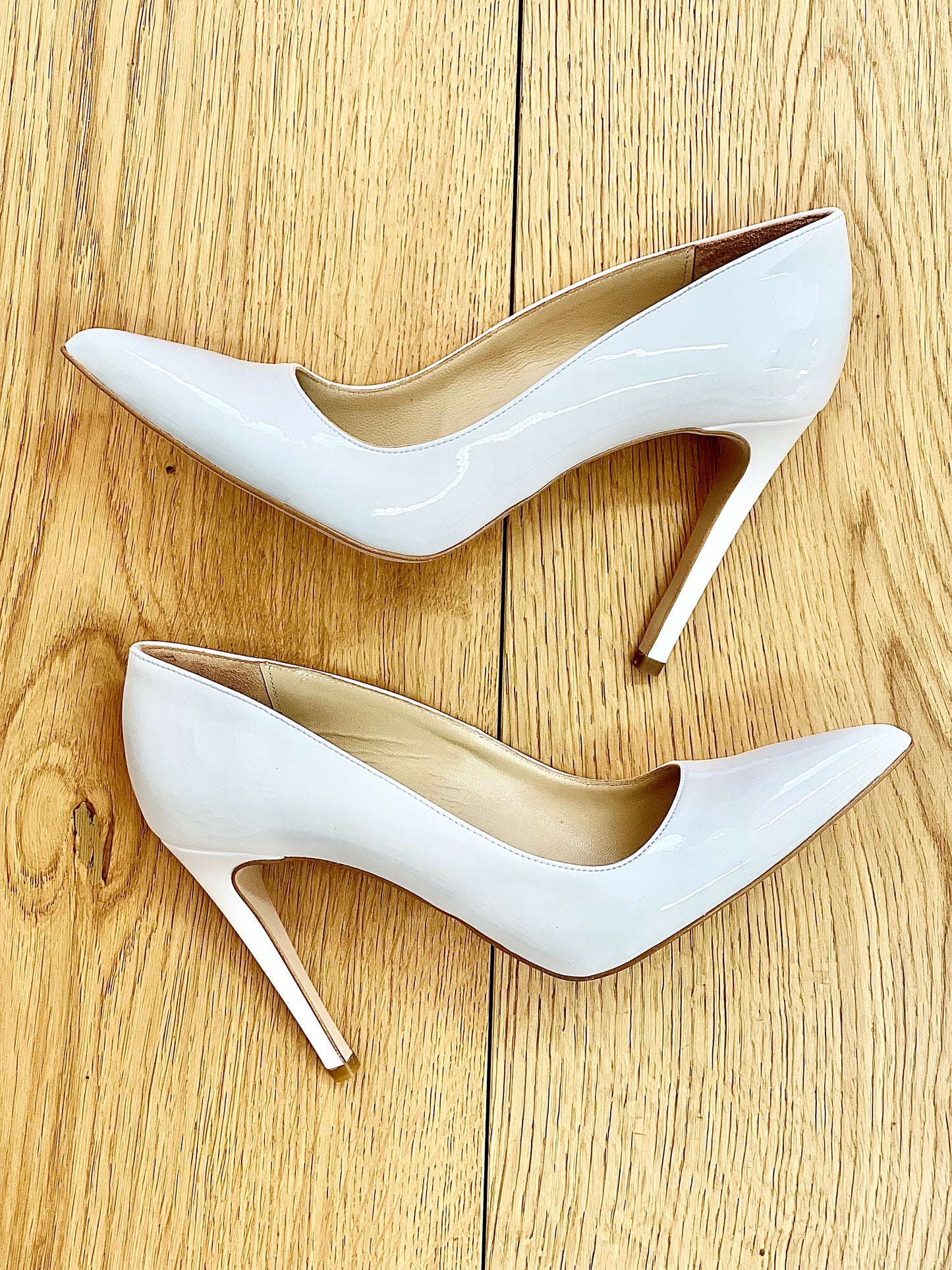 NOEUD EN CUIR VERNI BLANC