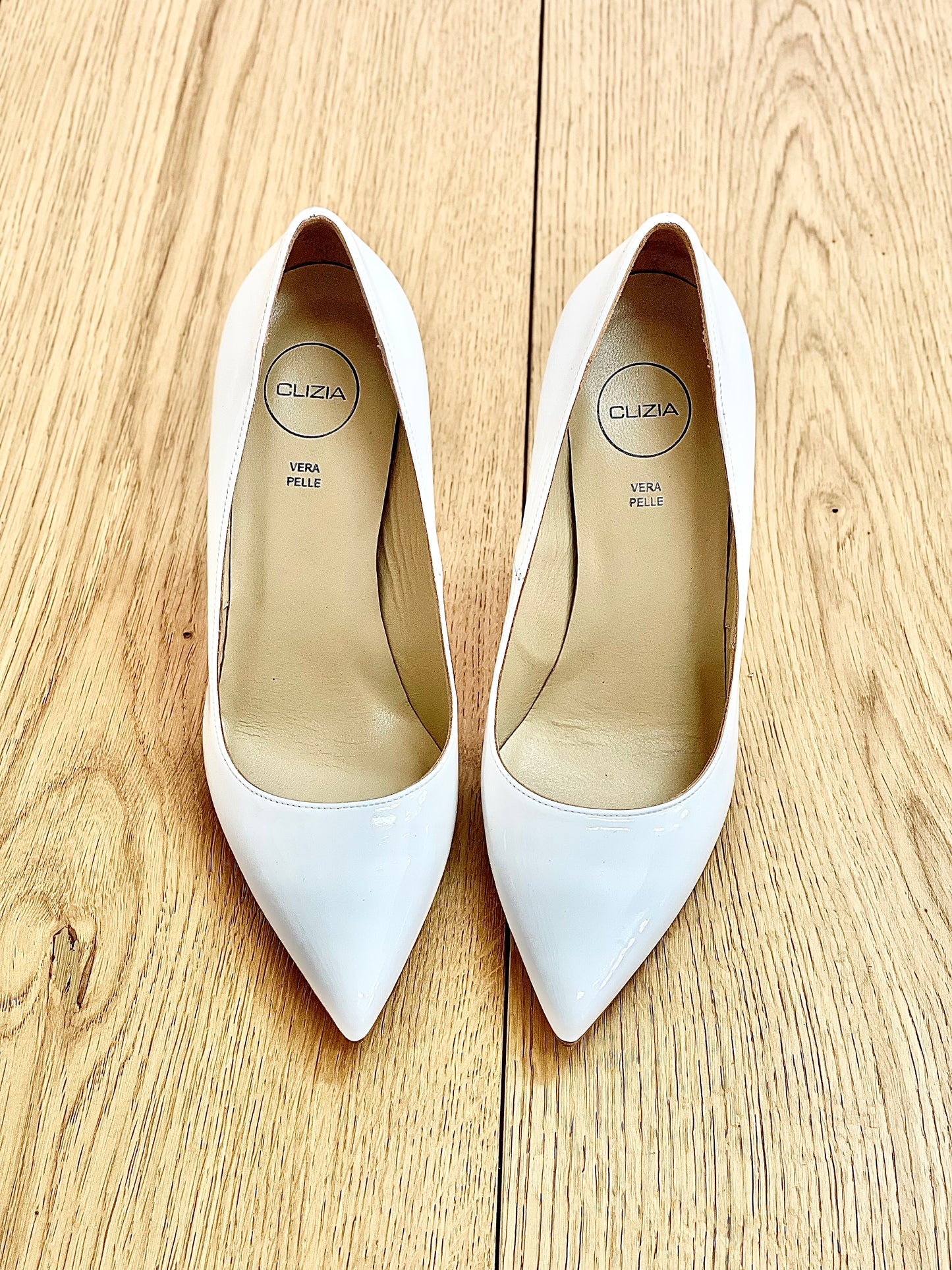 NOEUD EN CUIR VERNI BLANC