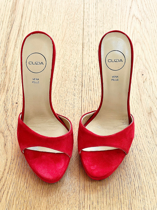 PRISCILLA EN DAIM ROUGE