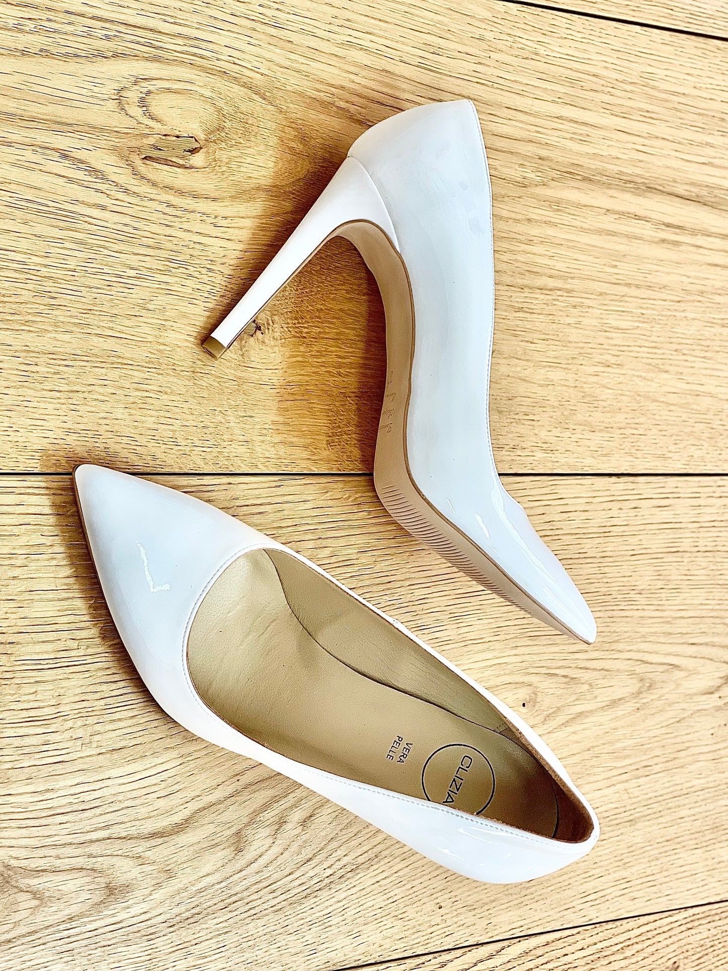 NOEUD EN CUIR VERNI BLANC