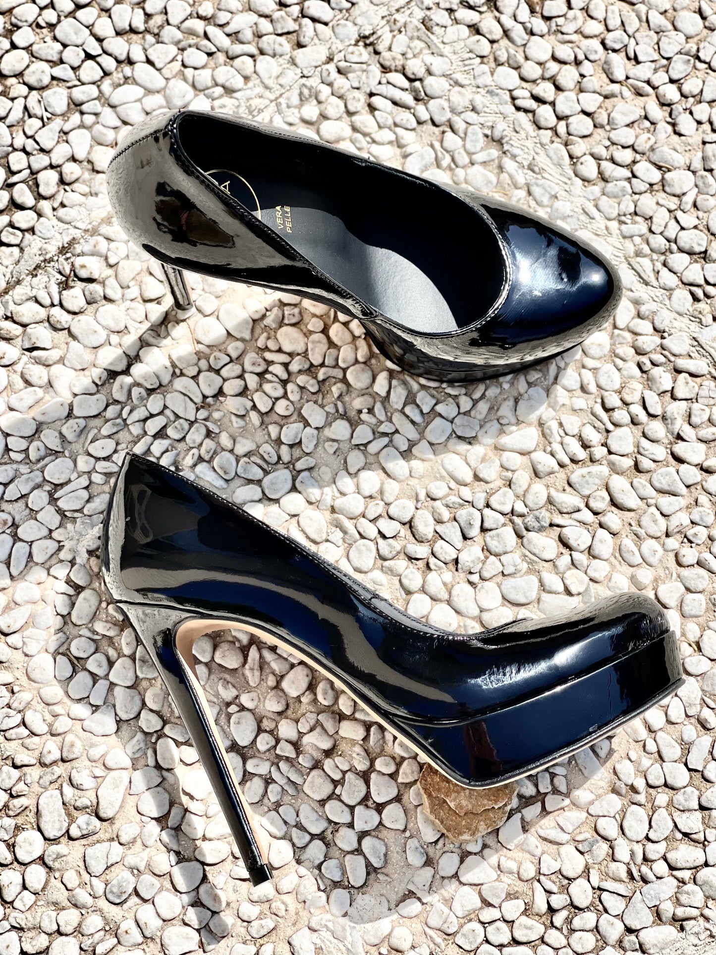 MÊME LA PEINTURE NOIRE