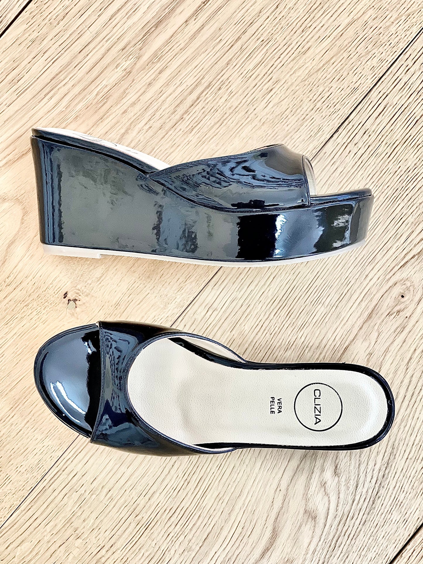 VENUS NOIR CUIR VERNI