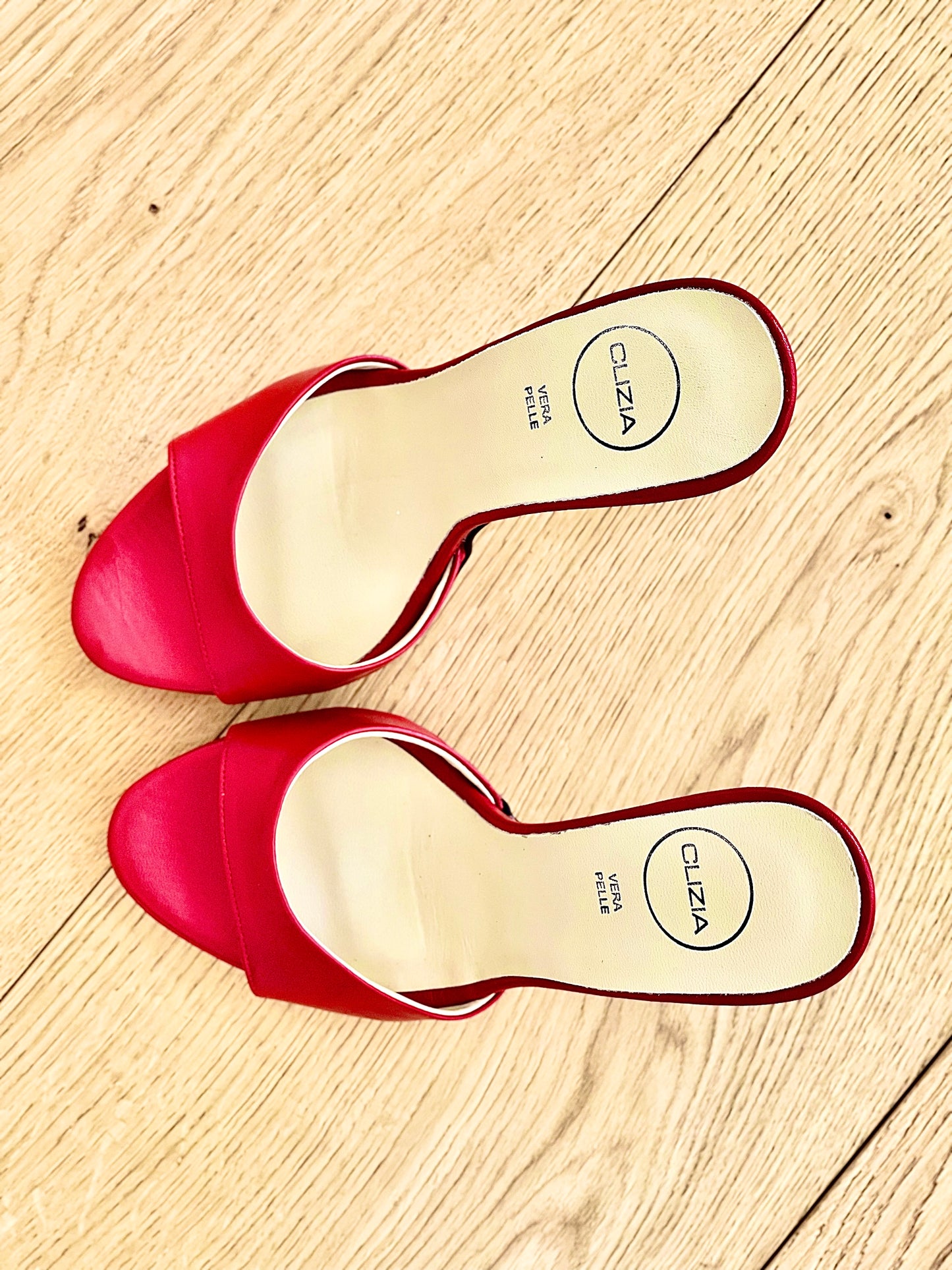 PRISCILLA CUIR ROUGE