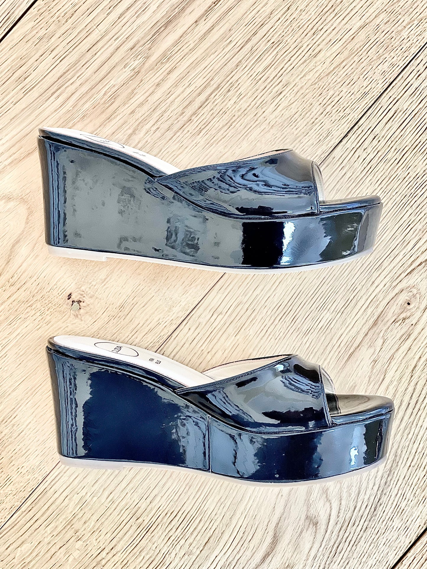 VENUS NOIR CUIR VERNI