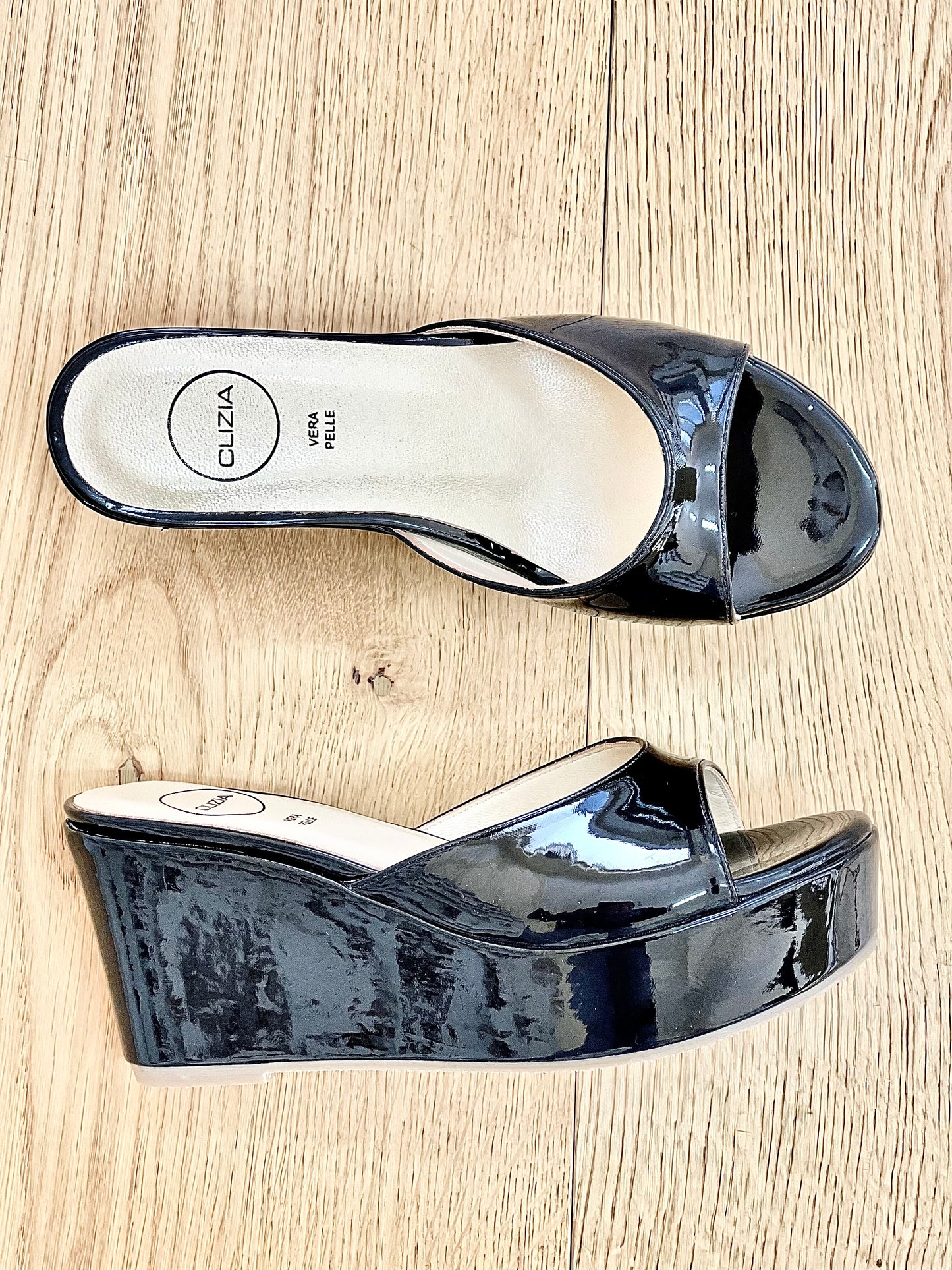 VENUS NOIR CUIR VERNI