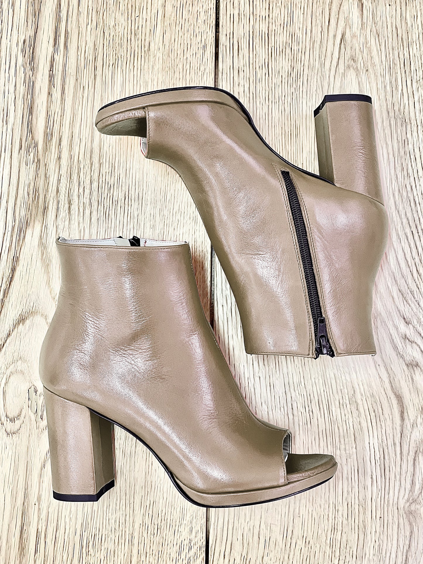 AMAZON TAUPE LEATHER