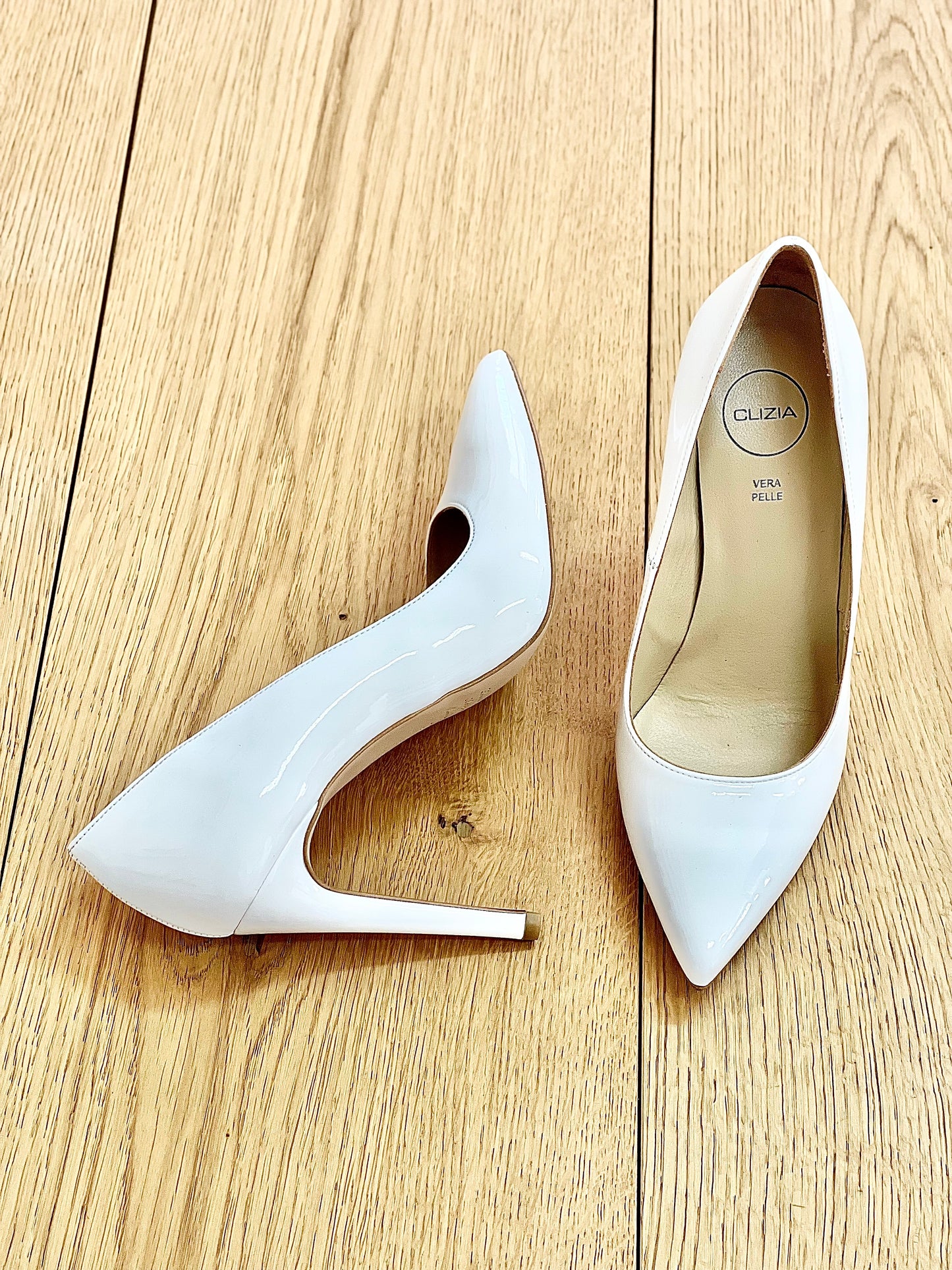 NOEUD EN CUIR VERNI BLANC