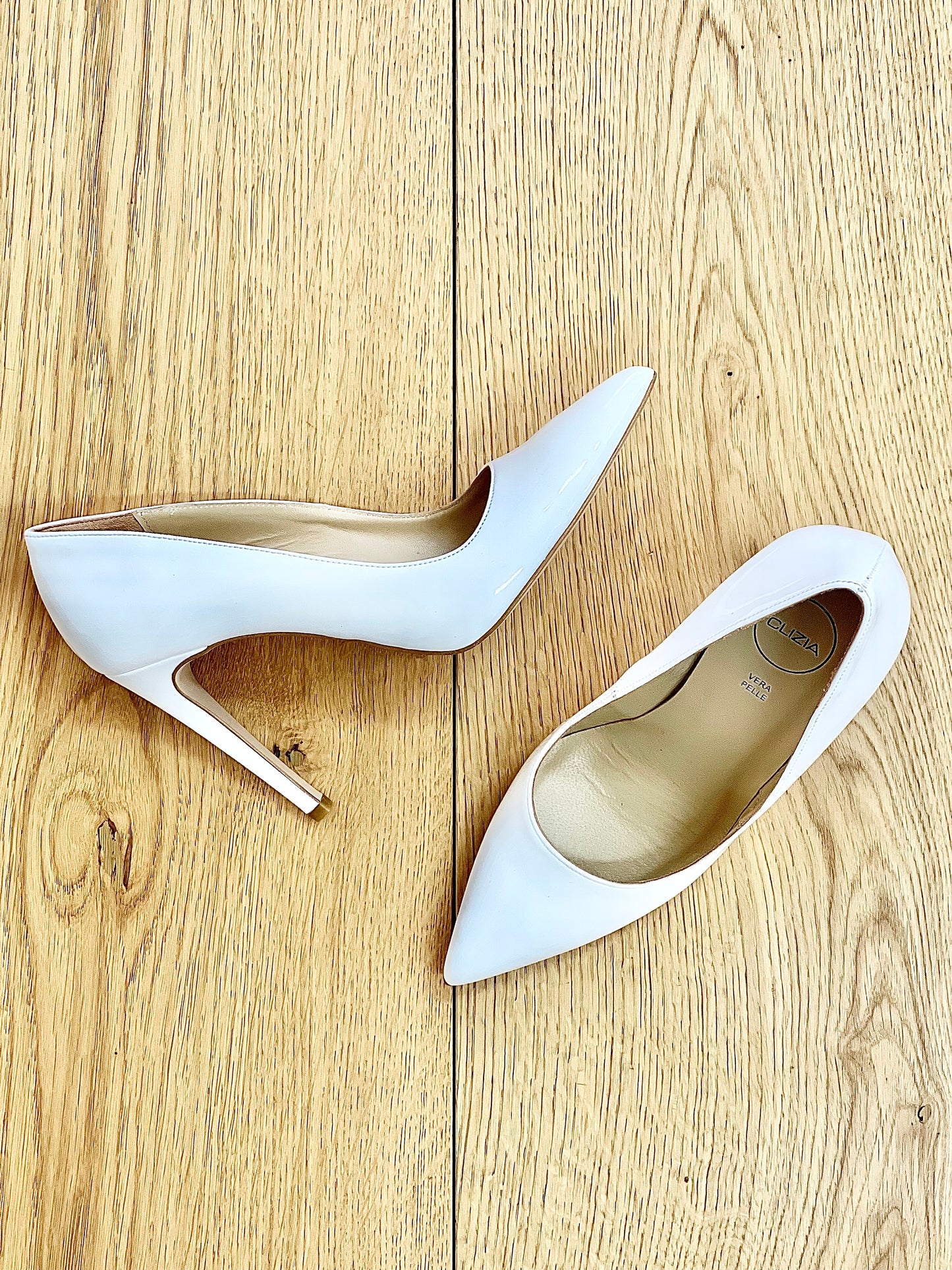 NOEUD EN CUIR VERNI BLANC