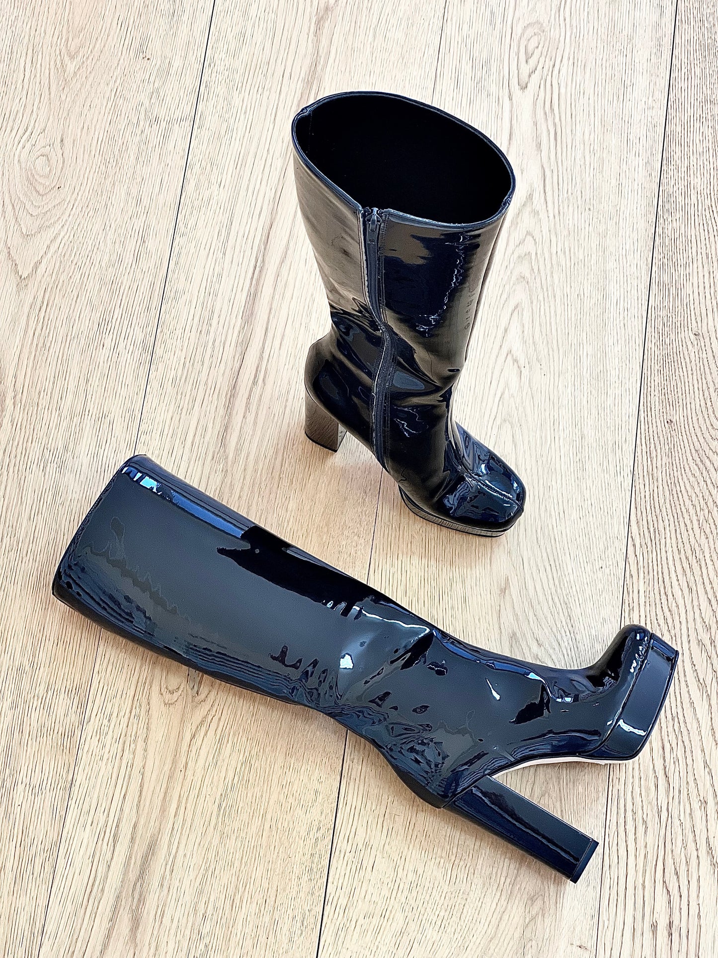 TIBET NOIR CUIR VERNI