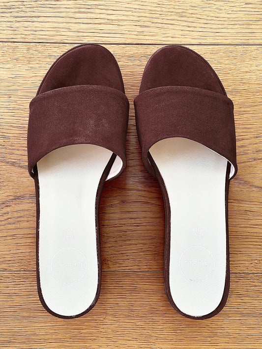 ארון בצבע חום זמש