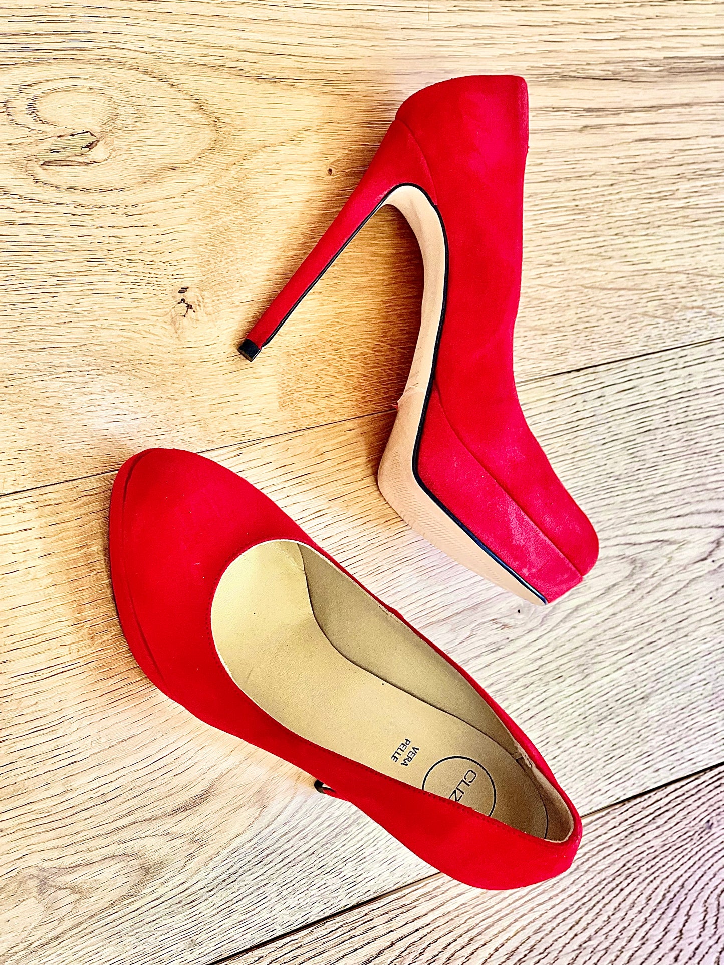 EVEN RED SUEDE