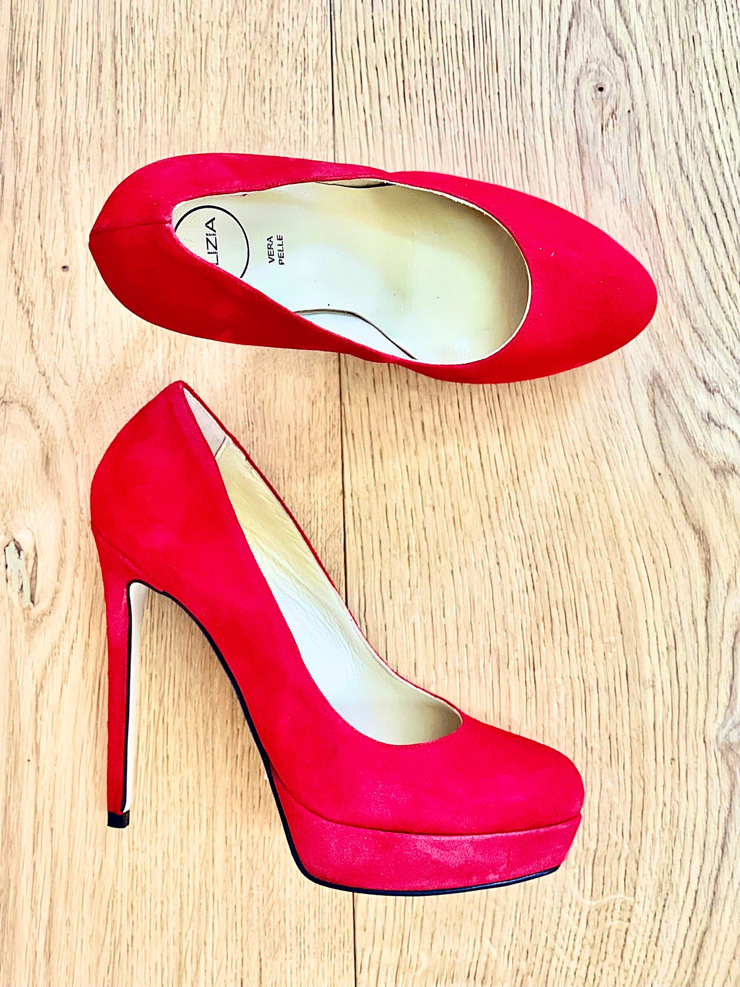EVEN RED SUEDE