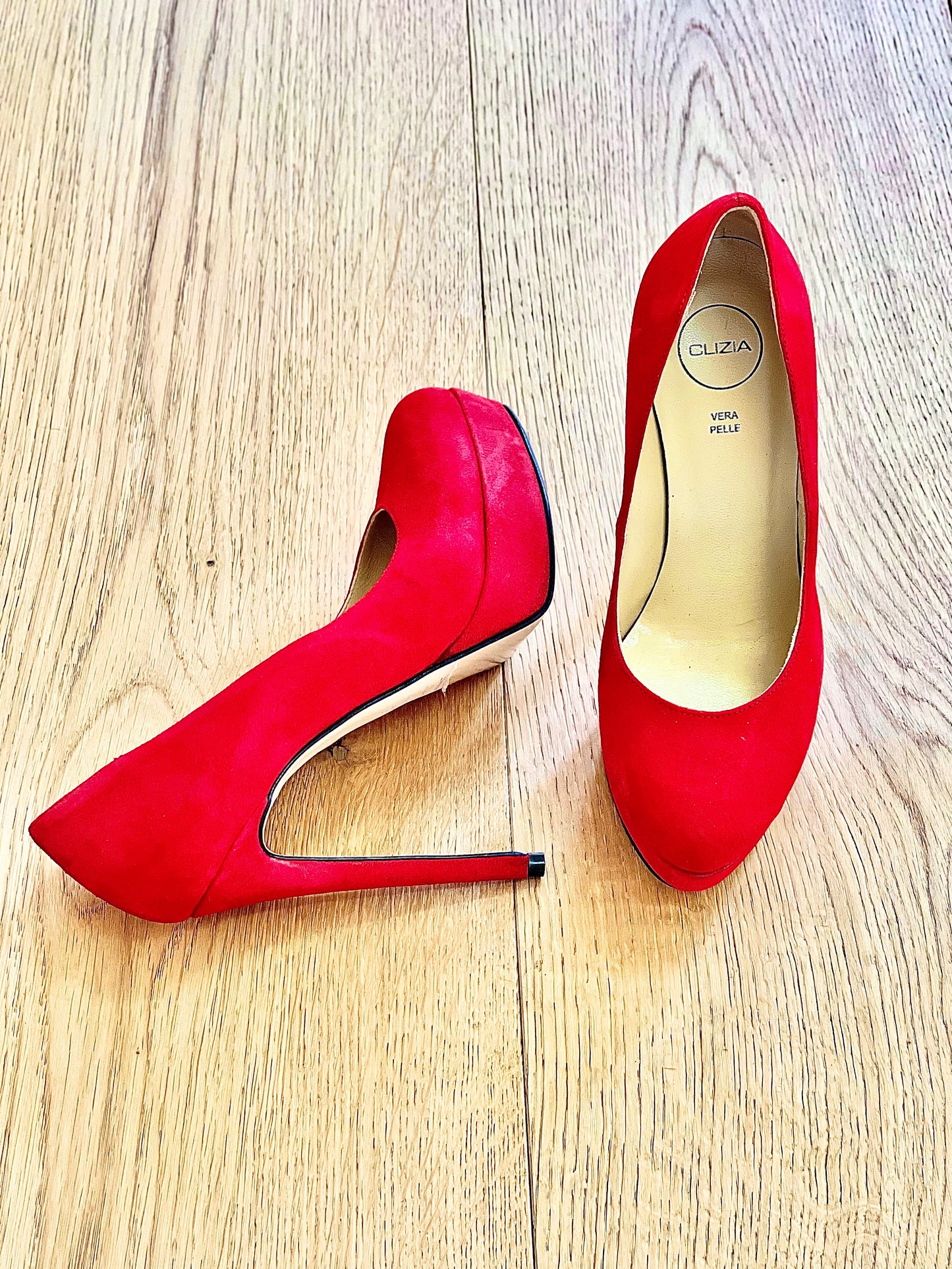 EVEN RED SUEDE
