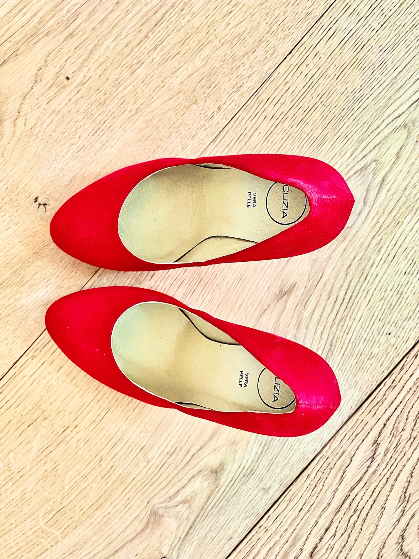 EVEN RED SUEDE