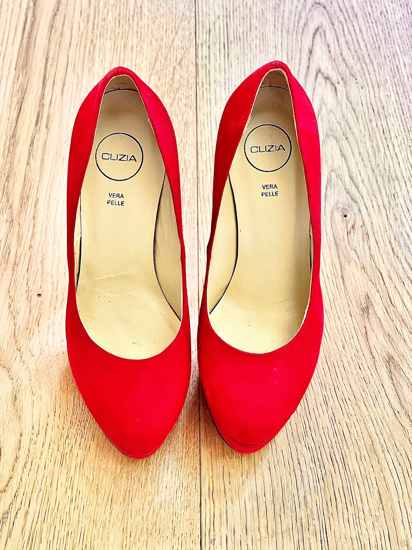 EVEN RED SUEDE