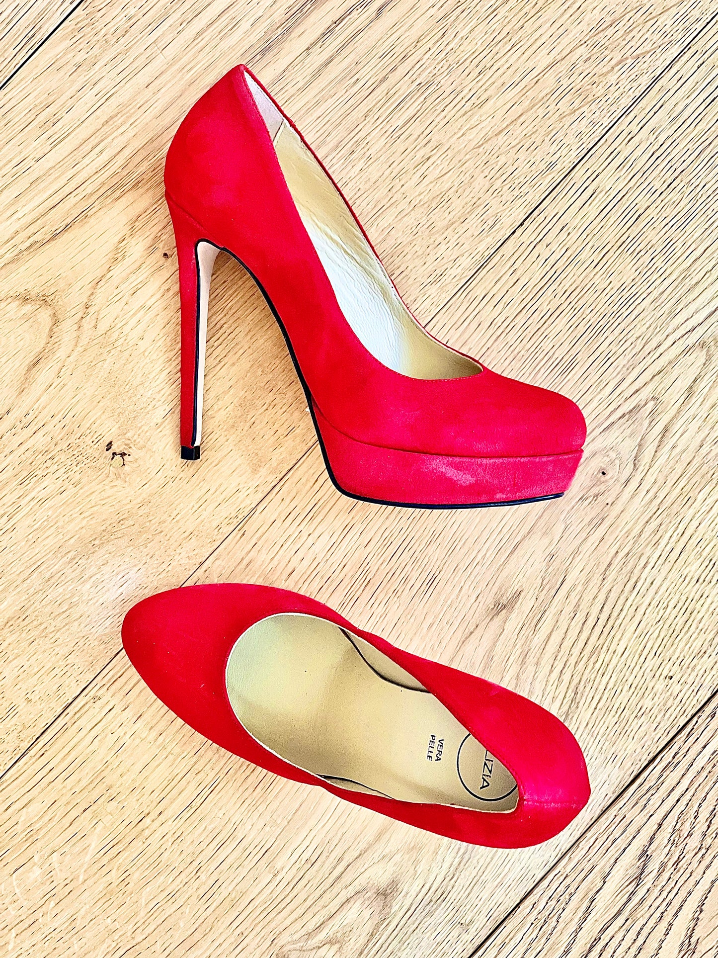EVEN RED SUEDE