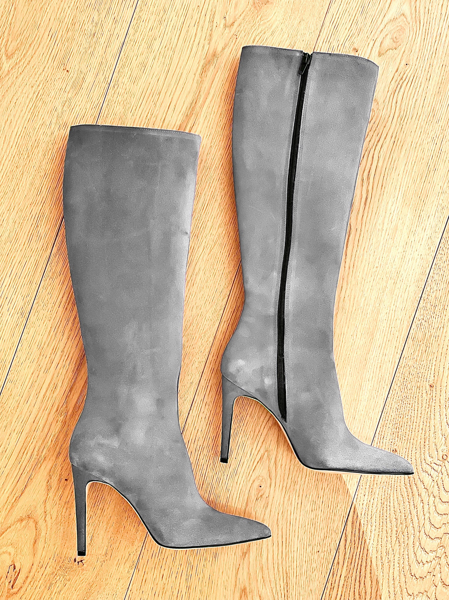 KELLY Z JELENICE V FARBE LEDU
