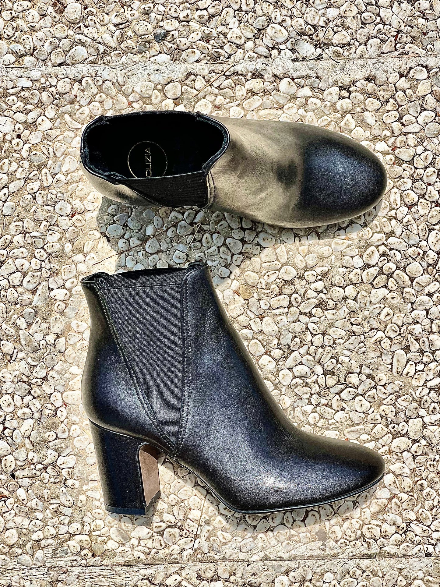 TECLA BLACK