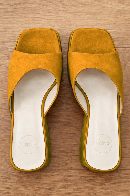 YUNA I OCRAFÄRGAD KAMOSK
