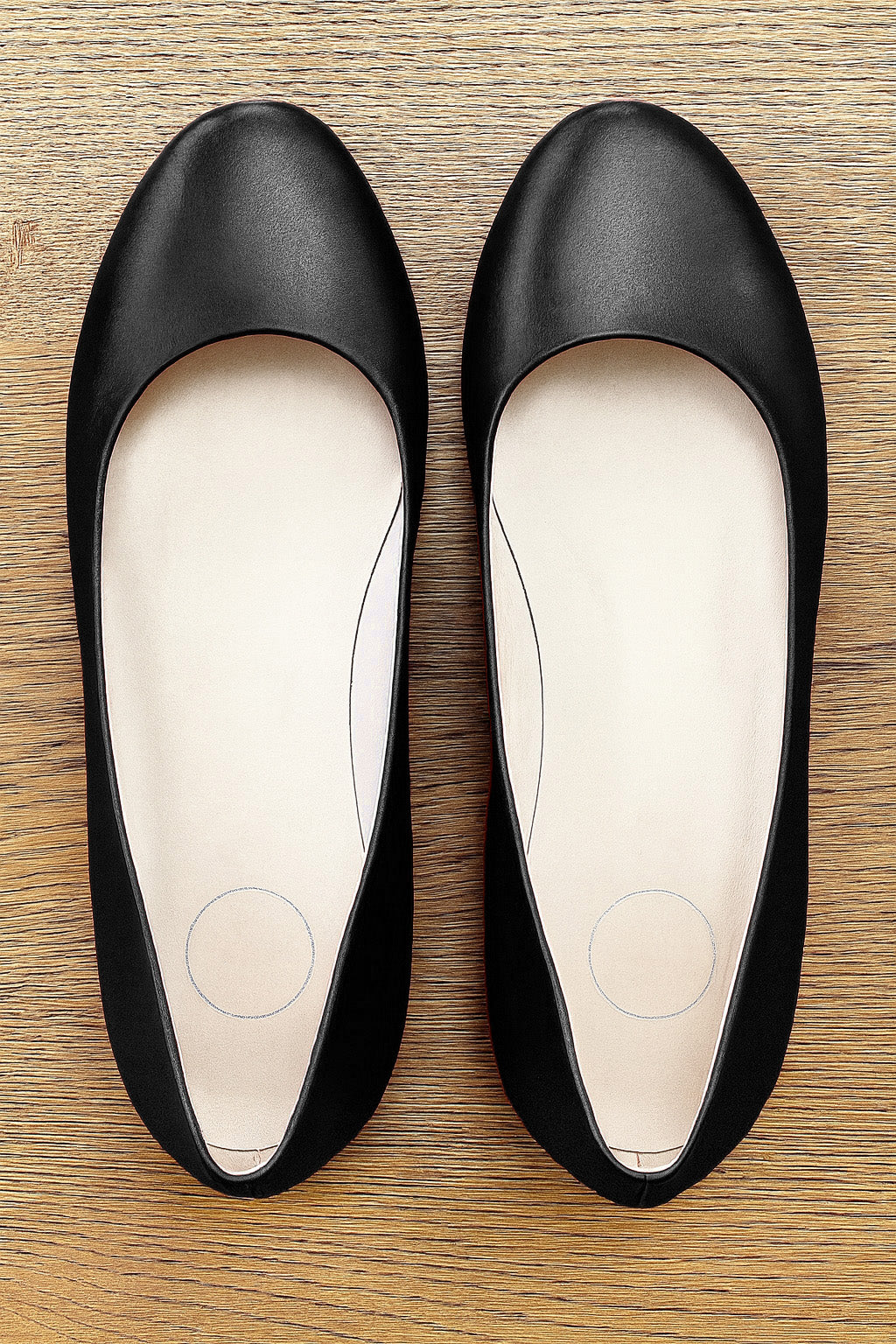 NOA 黑色皮革