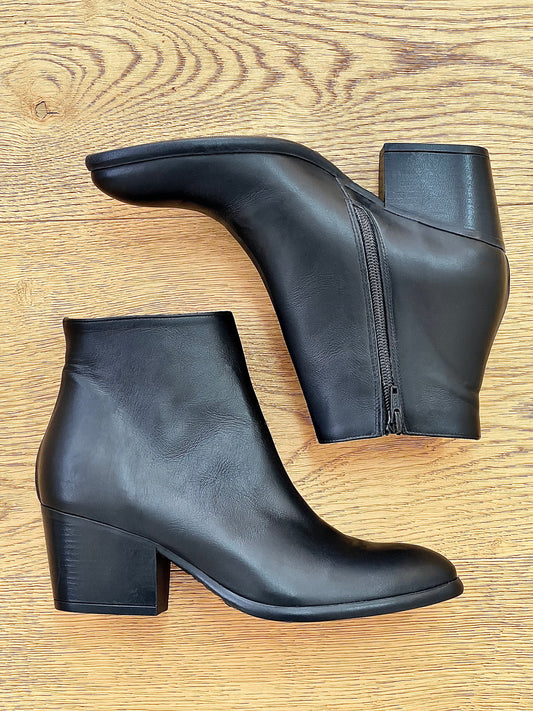 ELISABET KŮŽE ČERNÁ