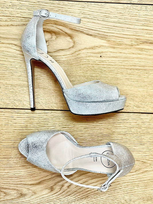 SILVER HALLE