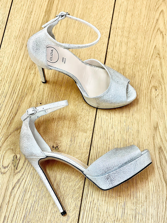 SILVER HALLE