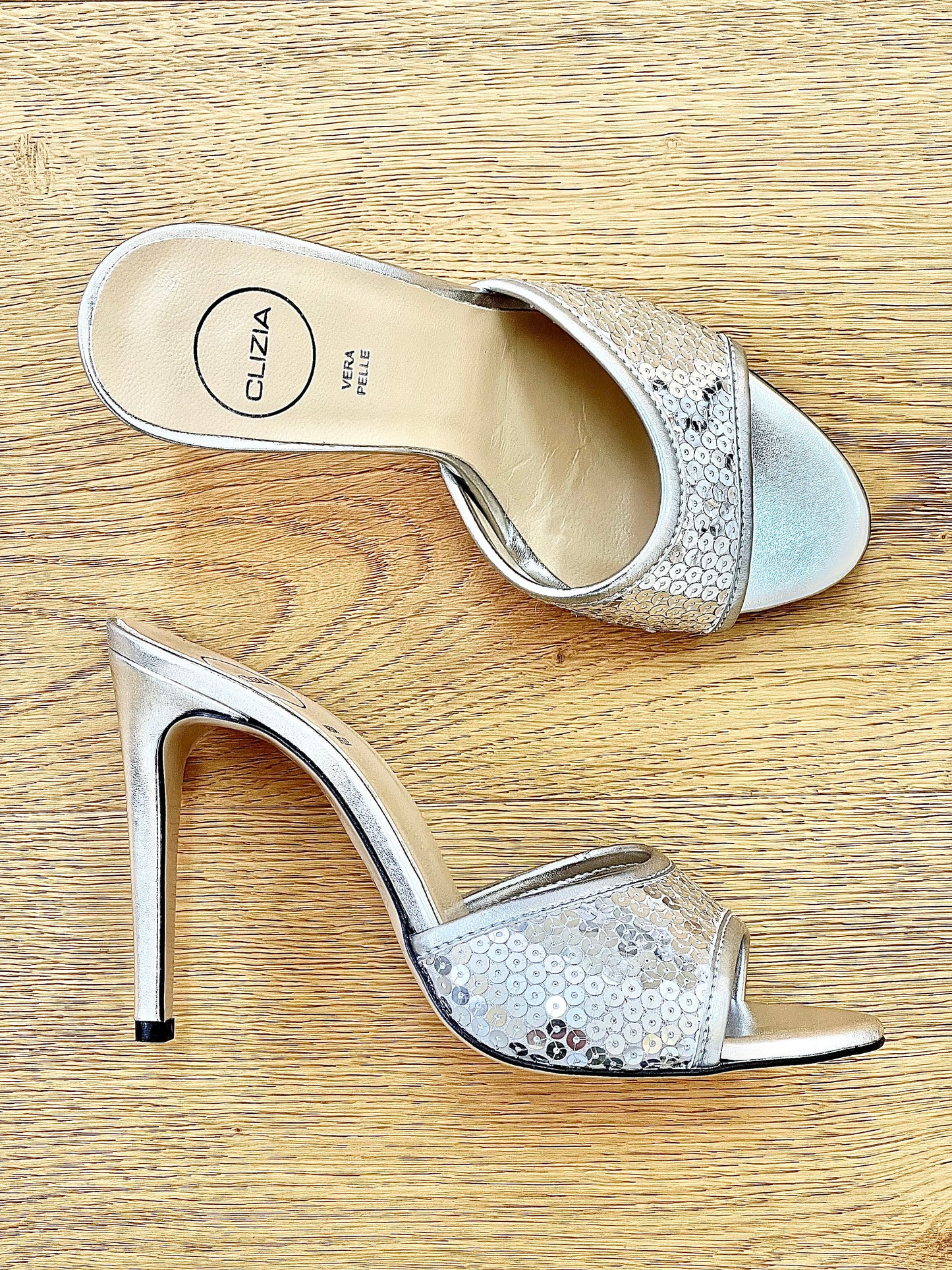 PAILLETTEN-TEE IN SILBER