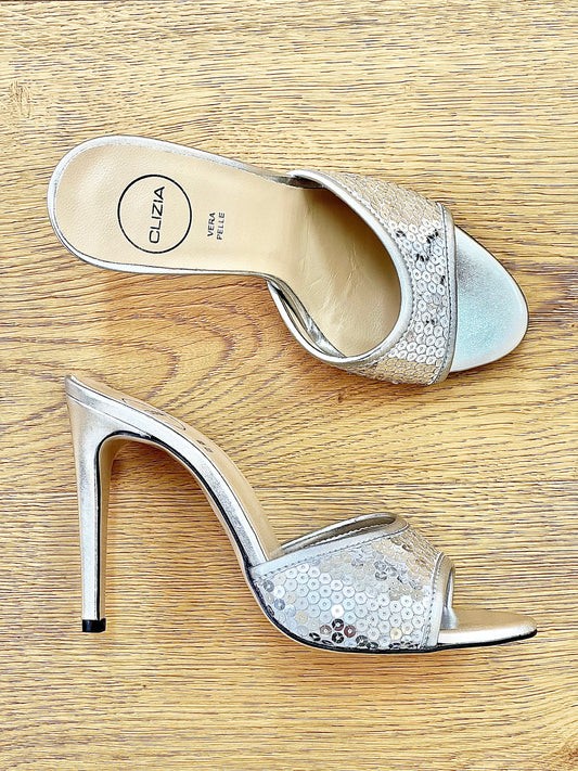 PAILLETTEN-TEE IN SILBER