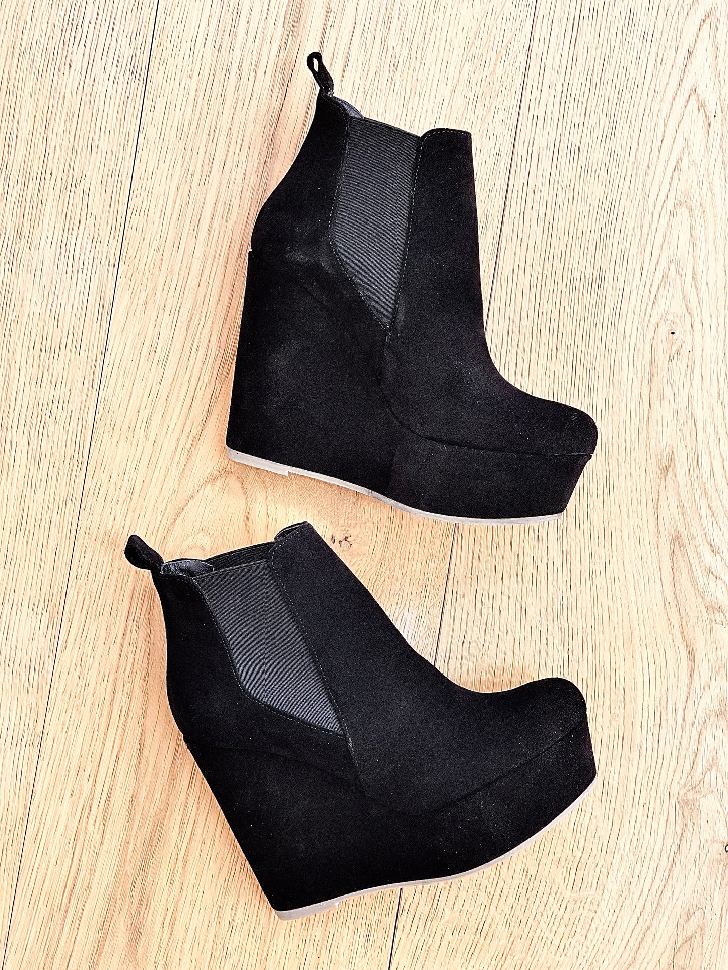 BALTISCH SCHWARZES WILDLEDER