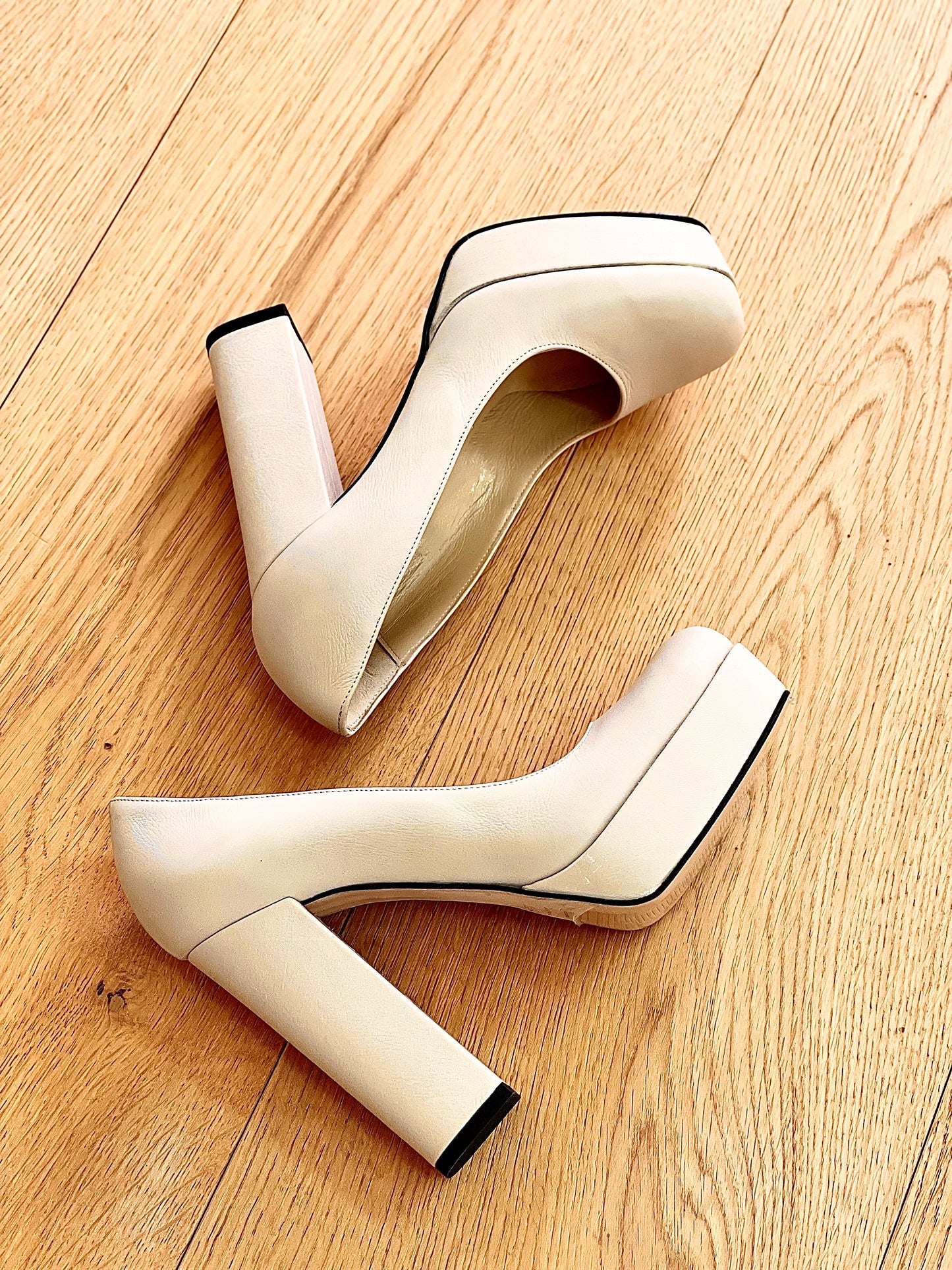 BEIGE LEDER KATA