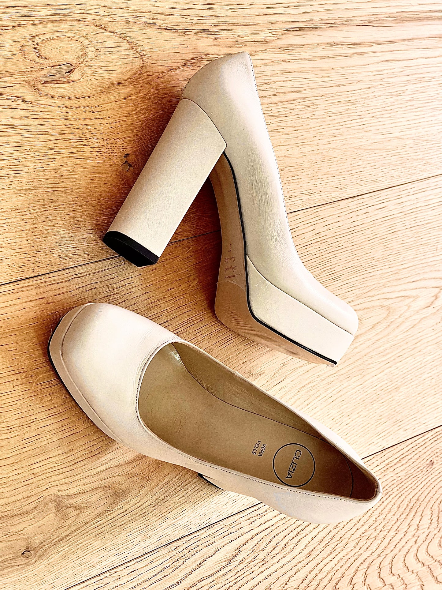 BEIGE LEDER KATA