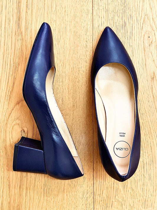 IN BLAUEM LEDER