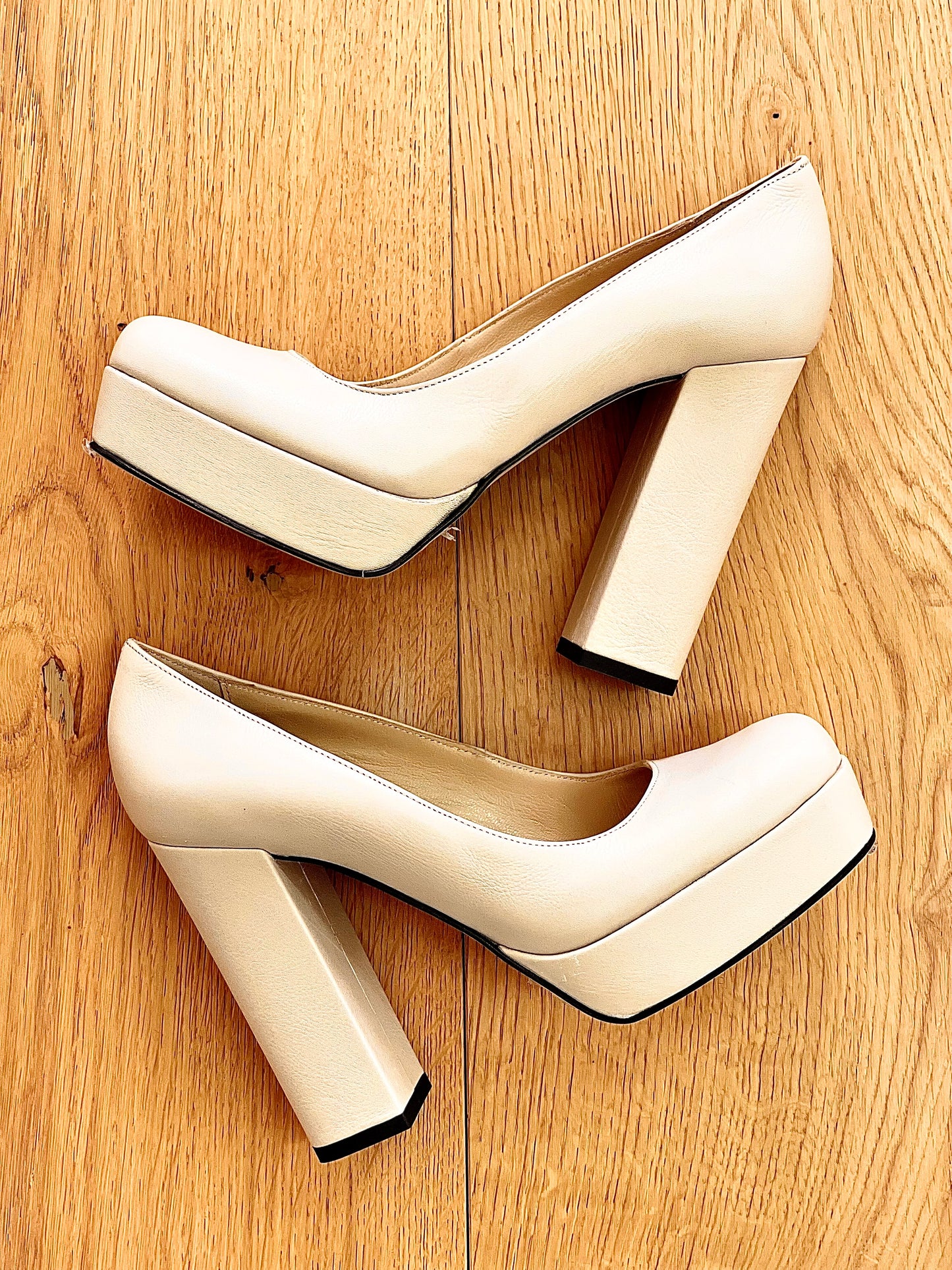 BEIGE LEDER KATA