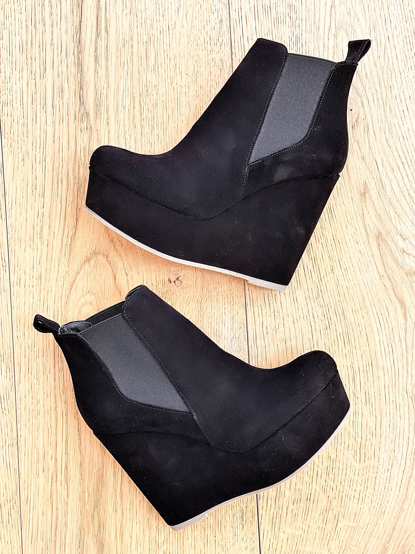 BALTISCH SCHWARZES WILDLEDER