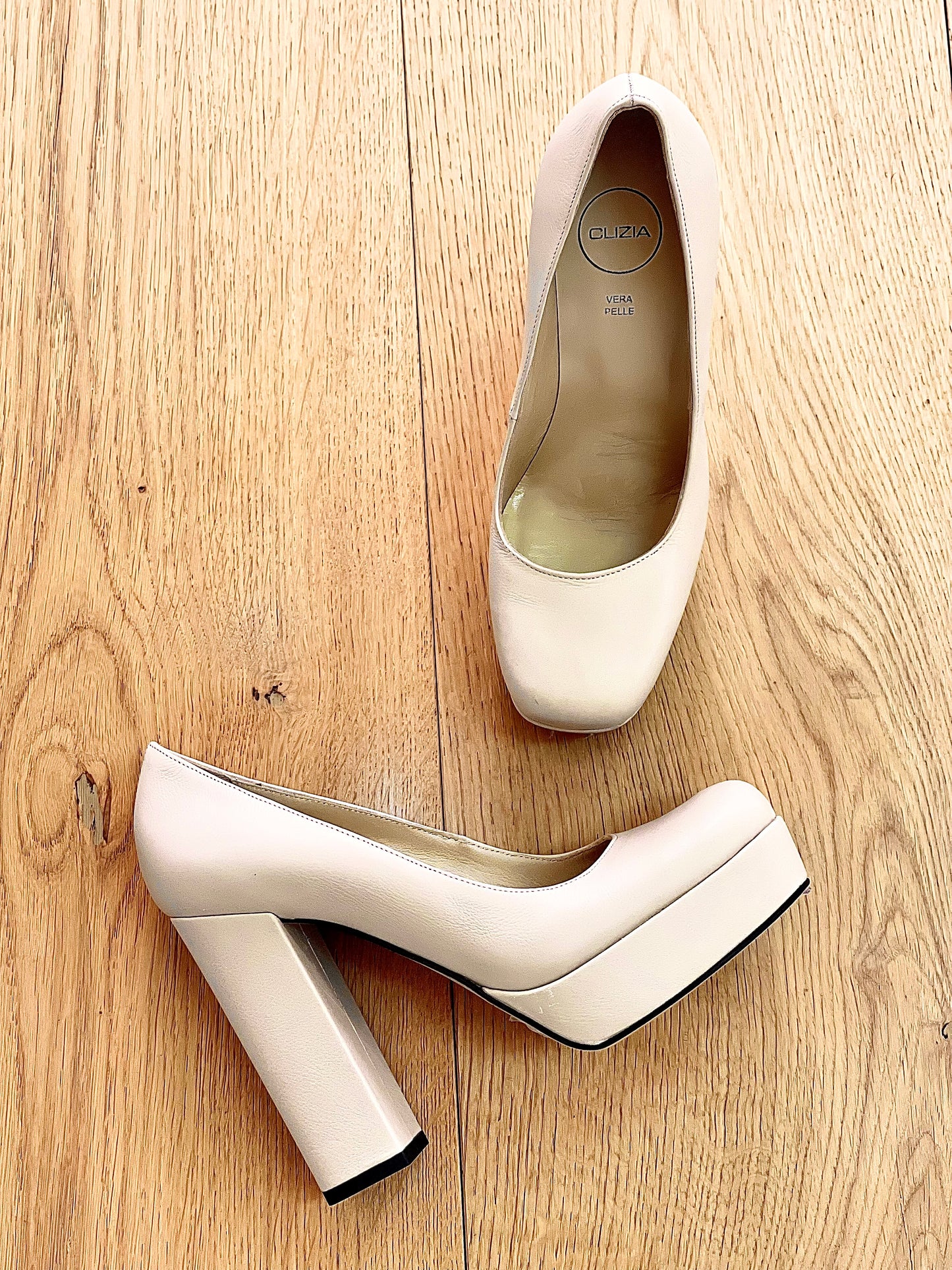 BEIGE LEDER KATA